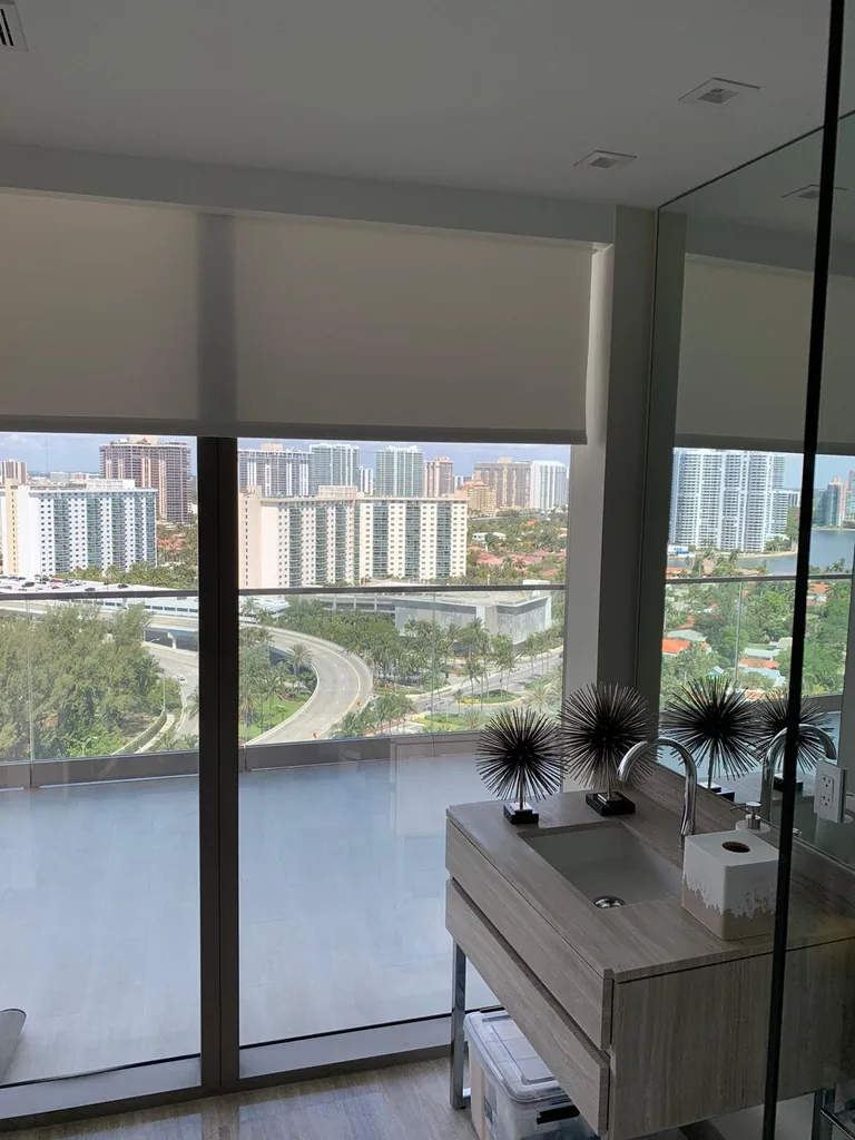 Cortinas y persianas de lujo instaladas en Armani Residences Miami, Miami – Shades and Blinds Design