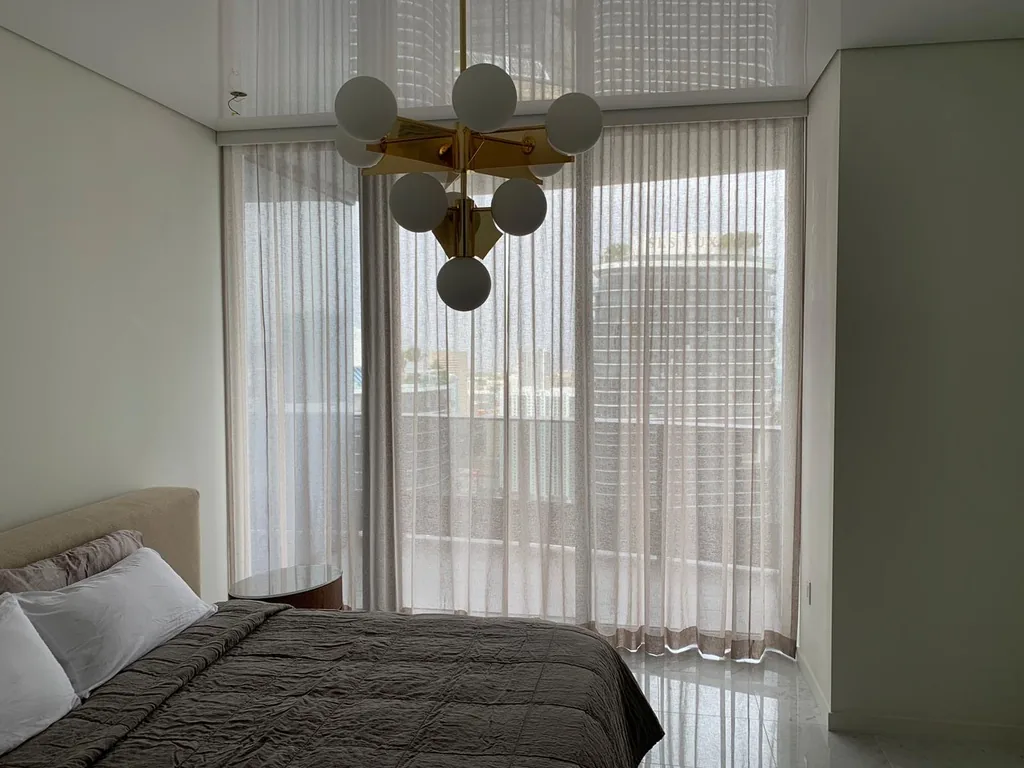 Cortinas y persianas a medida instaladas en Brickell Flatiron, Miami – Shades and Blinds Design