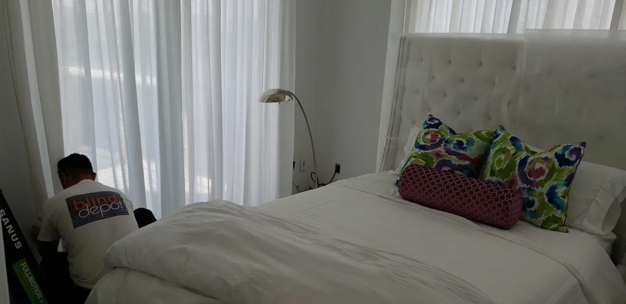 Cortinas y persianas a medida instaladas en Brickell Flatiron, Miami – Shades and Blinds Design