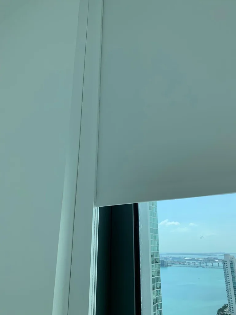 Cortinas y persianas a medida instaladas en Brickell Flatiron, Miami – Shades and Blinds Design