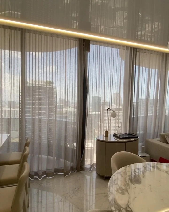 Cortinas y persianas a medida instaladas en Brickell Flatiron, Miami – Shades and Blinds Design