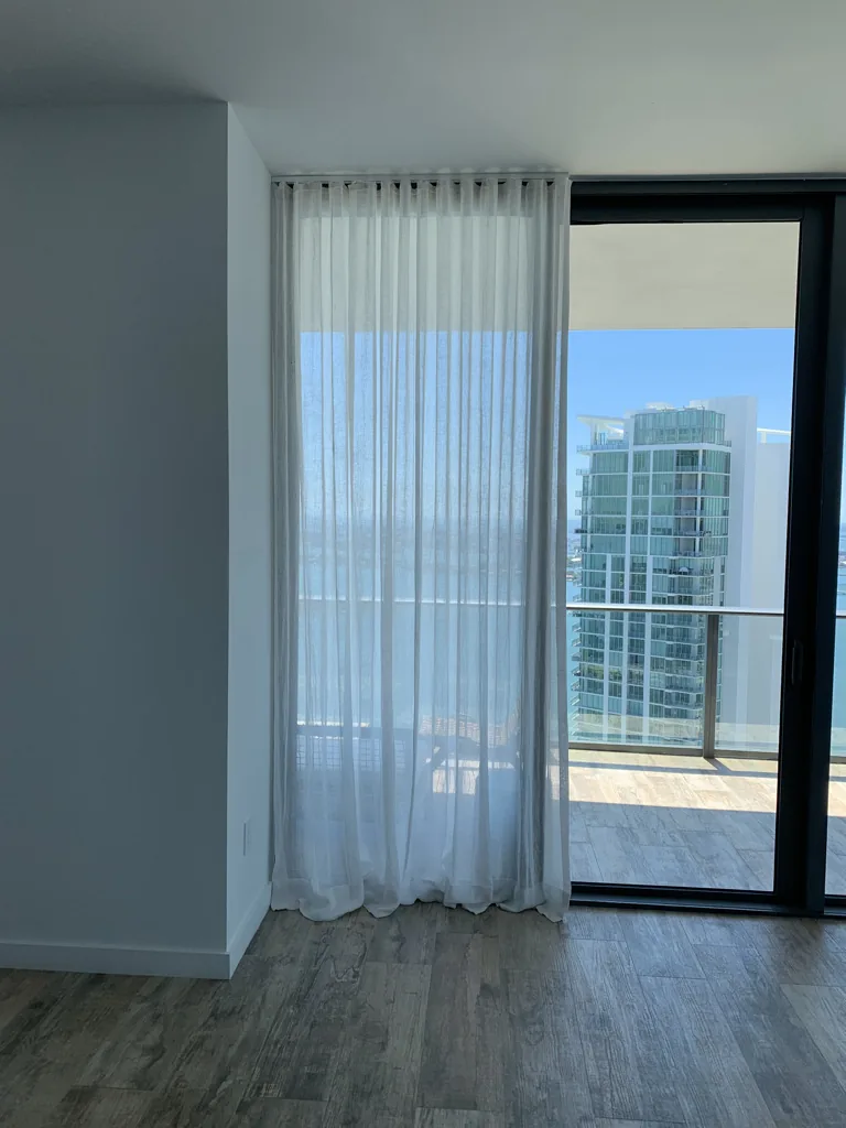 Cortinas y persianas a medida instaladas en Brickell Flatiron, Miami – Shades and Blinds Design