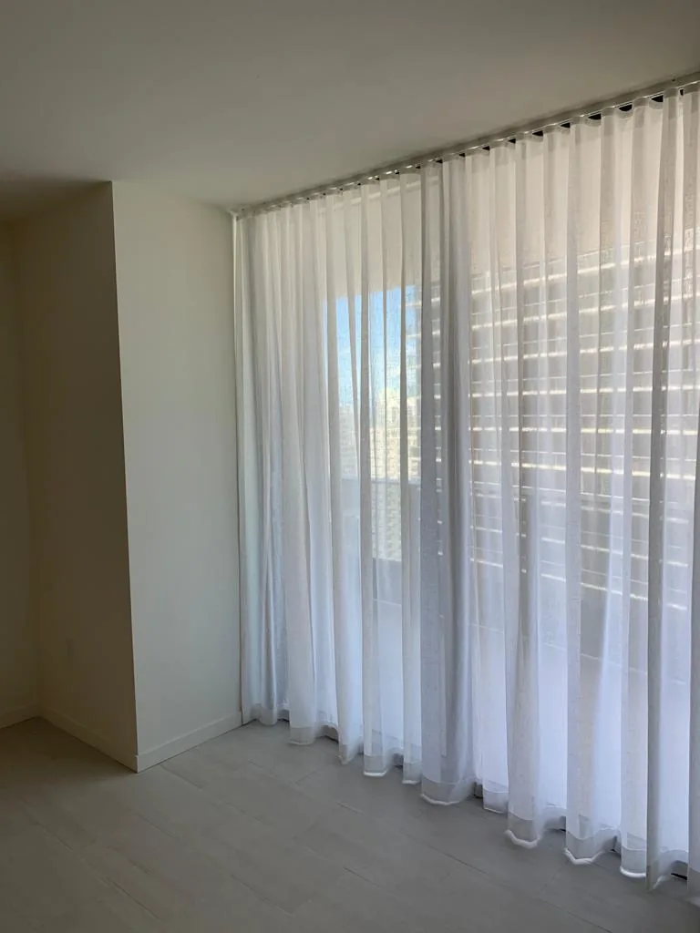 Cortinas y persianas motorizadas instaladas en Brickell Reach Rise, Miami – Shades and Blinds Design