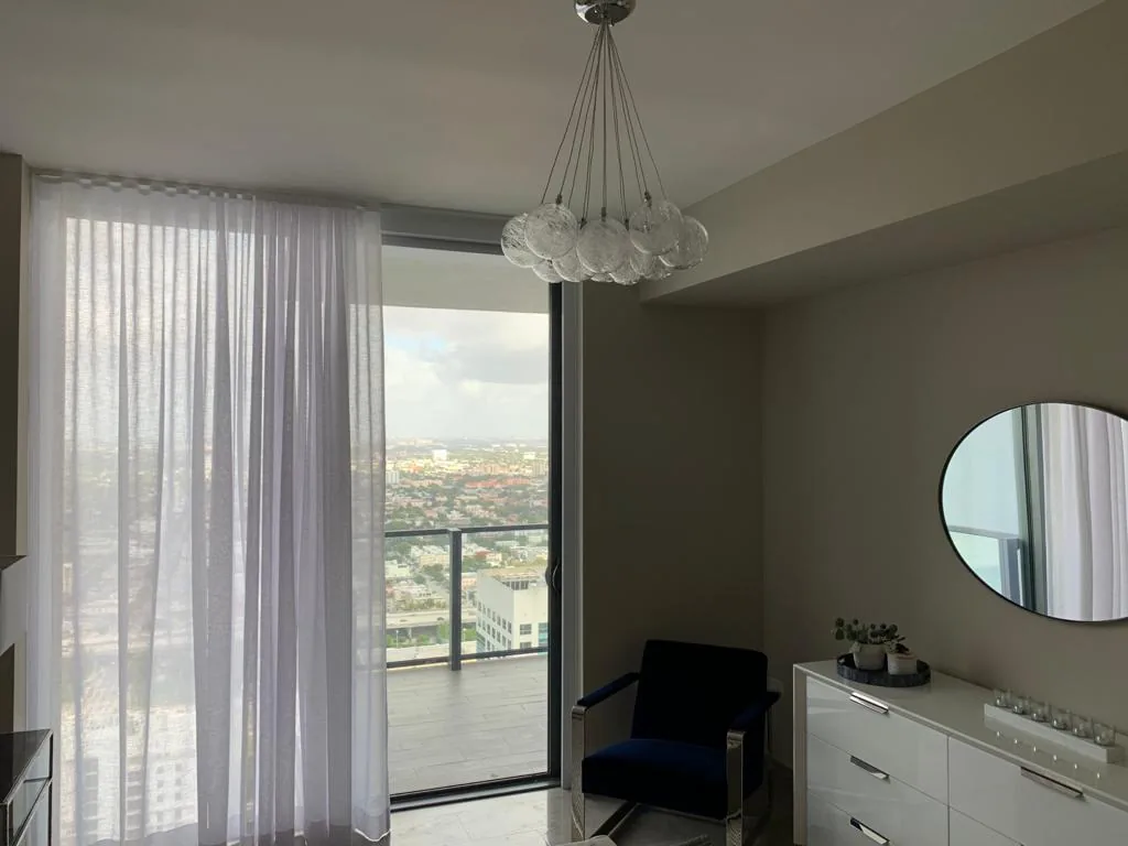 Cortinas y persianas motorizadas instaladas en Brickell Reach Rise, Miami – Shades and Blinds Design