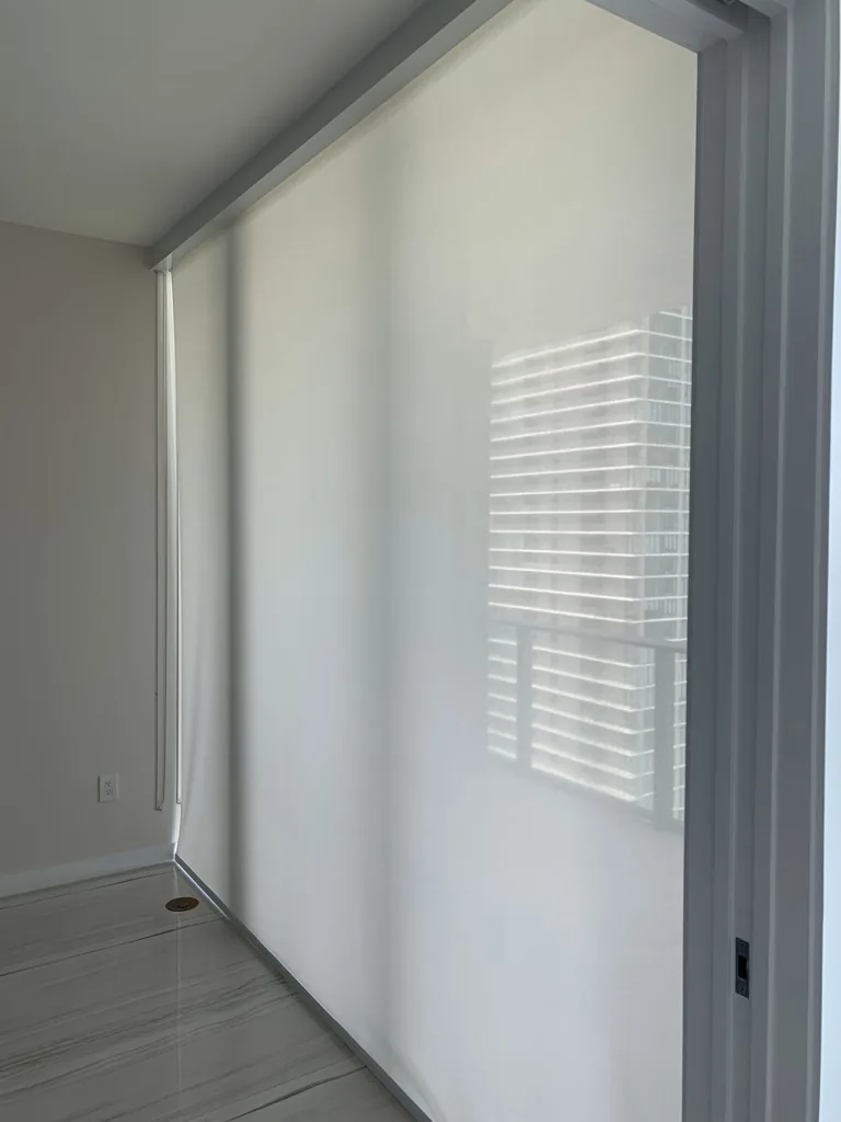 Cortinas y persianas motorizadas instaladas en Brickell Reach Rise, Miami – Shades and Blinds Design