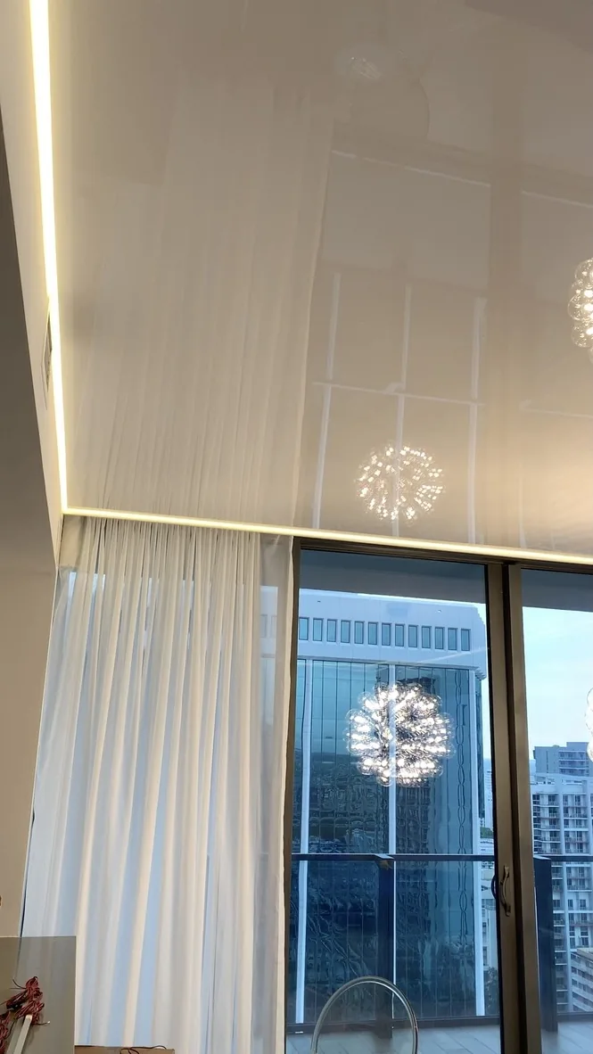 Cortinas y persianas motorizadas instaladas en Brickell Reach Rise, Miami – Shades and Blinds Design