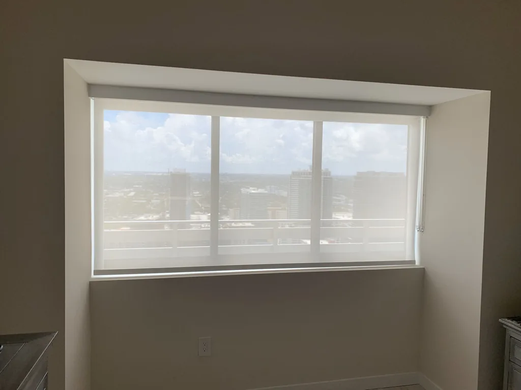 Cortinas y persianas motorizadas instaladas en Brickell Reach Rise, Miami – Shades and Blinds Design