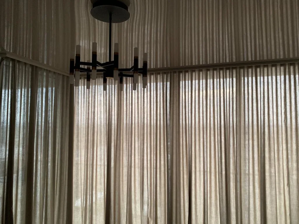 Cortinas y persianas motorizadas instaladas en Brickell Reach Rise, Miami – Shades and Blinds Design