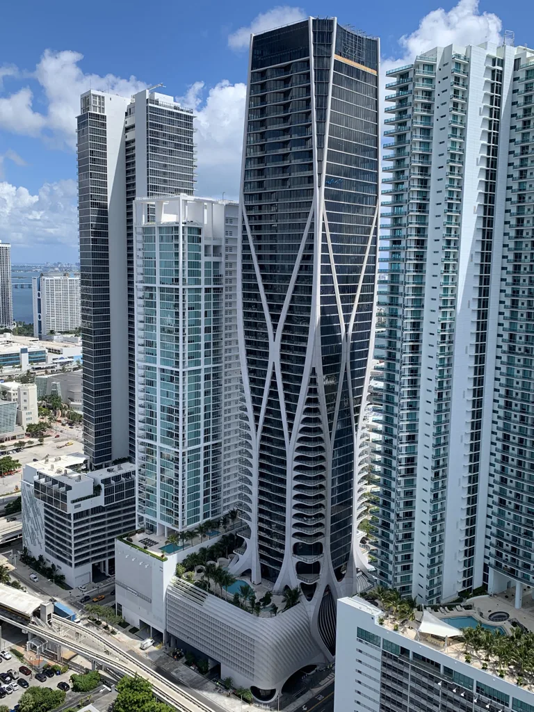 Cortinas y persianas de lujo instaladas en One Thousand Museum, Miami – Shades and Blinds Design