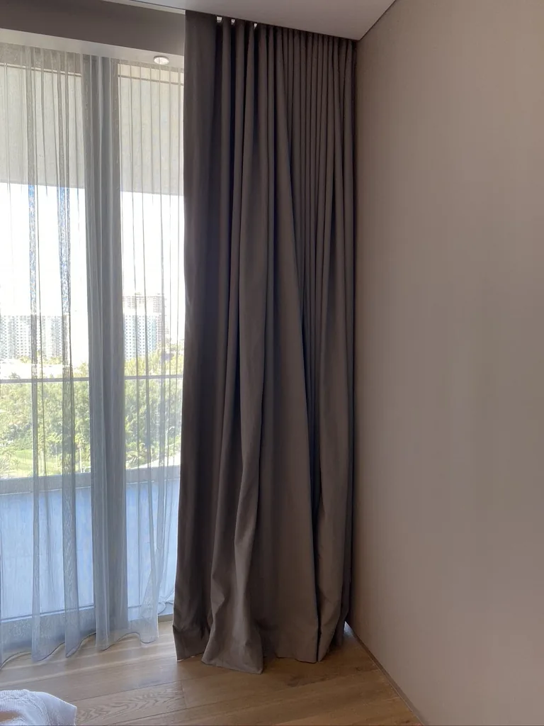 Cortinas y persianas motorizadas instaladas en Porsche Tower Miami, Miami – Shades and Blinds Design