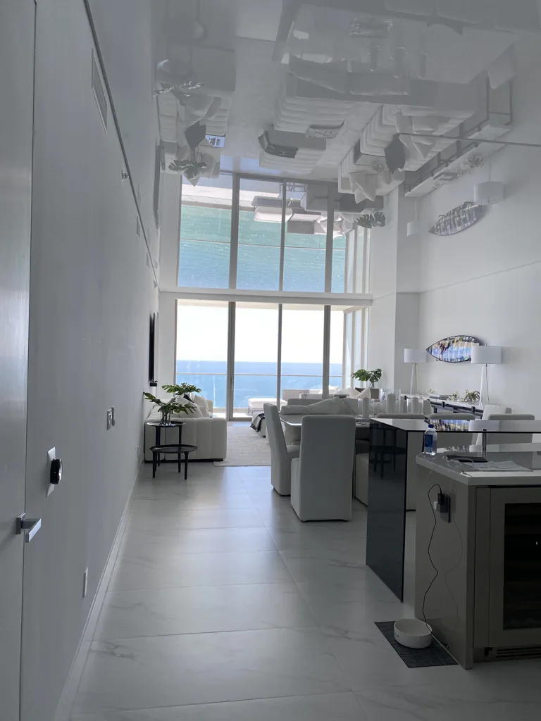 Cortinas y persianas motorizadas instaladas en Porsche Tower Miami, Miami – Shades and Blinds Design