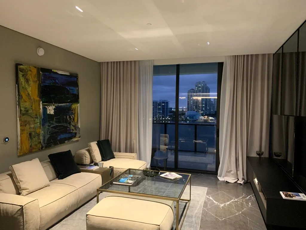 Cortinas y persianas a medida instaladas en Prive Island, Miami – Shades and Blinds Design