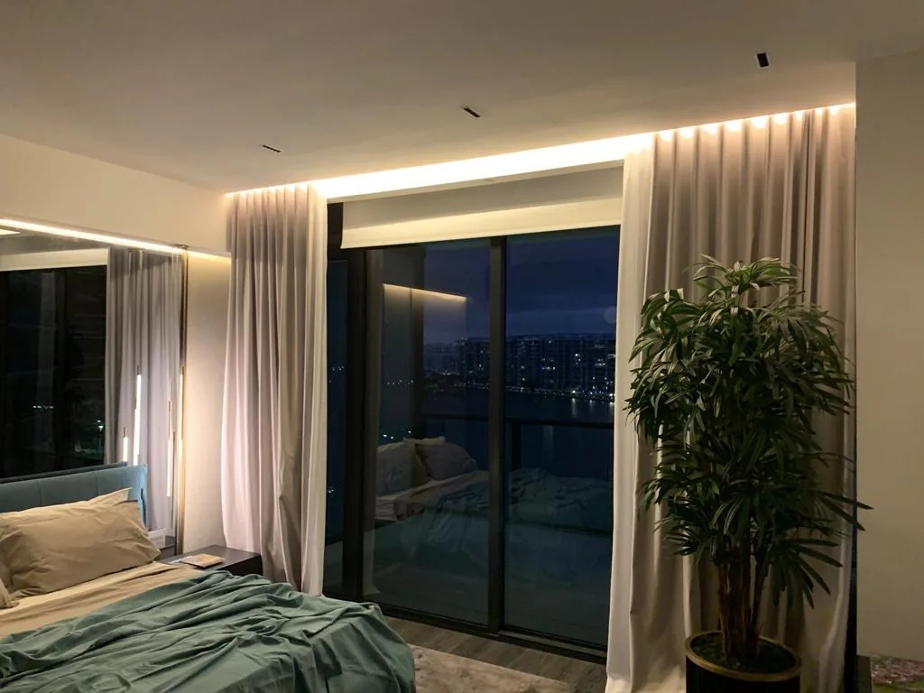 Cortinas y persianas a medida instaladas en Prive Island, Miami – Shades and Blinds Design
