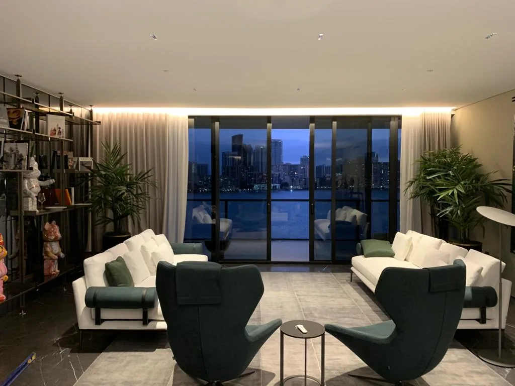 Cortinas y persianas a medida instaladas en Prive Island, Miami – Shades and Blinds Design